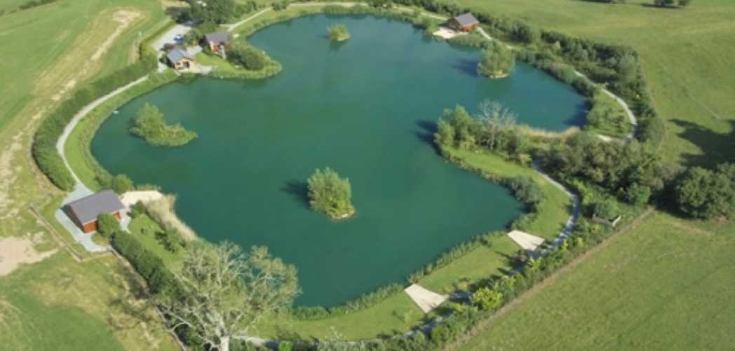 best UK carp fishing holidays - Blackthorn fishery best UK carp fishing holidays - Blackthorn fishery